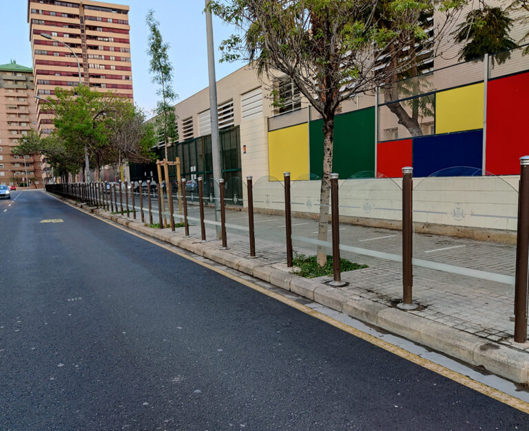 barandilla valencia, valla valencia, seguridad peatones, barandilla marrón valencia, seguridad urbana, protección peatonal