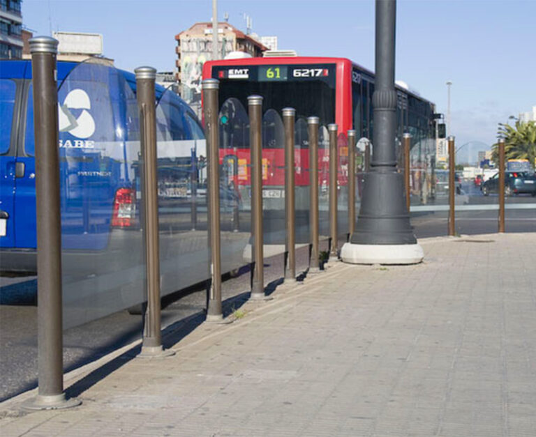 barandilla valencia, valla valencia, seguridad peatones, barandilla marrón valencia, seguridad urbana, protección peatonal